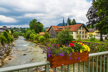 Blick über den Fluss Vils auf Pfronten im Allgäu