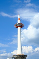 空にそびえるタワー