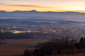 Panoramiczny widok z Góry Szybowcowej na Jelenią Górę i Karkonosze o zachodzie słońca, Dolny Śląsk, Polska © krzys ser