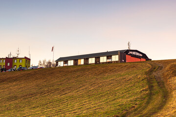 Panoramiczny widok z Góry Szybowcowej na Jelenią Górę i Karkonosze o zachodzie słońca, Dolny Śląsk, Polska © krzys ser