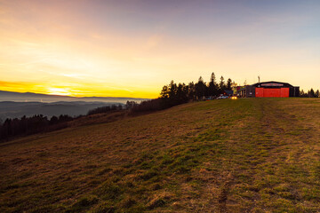 Panoramiczny widok z Góry Szybowcowej na Jelenią Górę i Karkonosze o zachodzie słońca, Dolny Śląsk, Polska © krzys ser