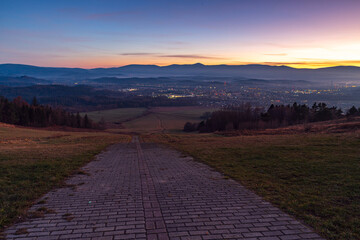 Panoramiczny widok z Góry Szybowcowej na Jelenią Górę i Karkonosze o zachodzie słońca, Dolny Śląsk, Polska © krzys ser