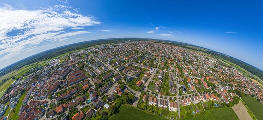 Die Gemeinde Kissing zwischen Lech und Paar in Schwaben aus der Vogelperspektive