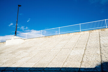 青空に映える白い堤防、防波堤ブロック