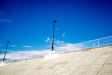 青空に映える白い堤防、防波堤ブロック