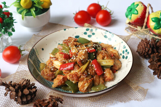Ayam lada hitam (black pepper chicken), an Asian-style side dish made from diced chicken and bell peppers, stir-fried with lots of black pepper, then sprinkled with white sesame seeds.