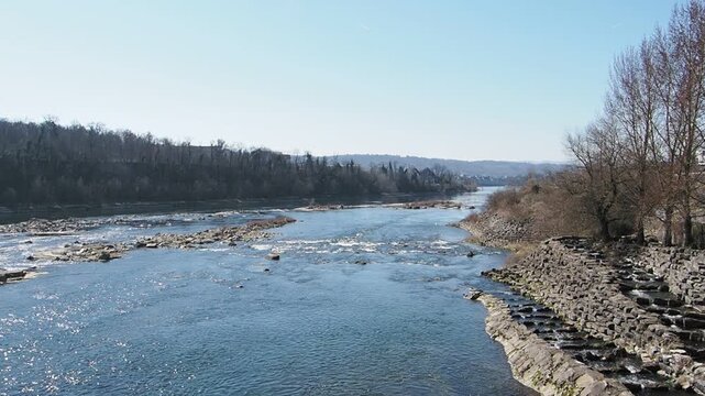 Kraftwerk Rheinfelden am Hochrhein - Felsaufschl&uuml;sse zum Vorschein unterhalb des Stauwehrs das sogennate Gwild. Raugerinne und Beckenfischpass am linken Ufer
