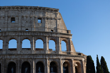 Obraz premium Many tourists visit the Colosseum, also known as the Flavian Amphitheater from the time of the Roman Empire, built in the 1st century, located in Rome, Italy.