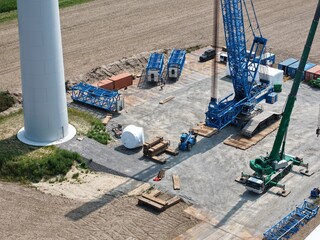 Gittermast-Raupenkran wartet auf den Aufbau einer neuen Windkraftanlage im Windpark, Luftbild, Vorbereitung, Baustelle, Energiewende