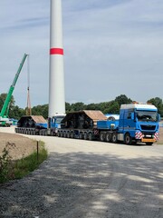 Gittermast-Raupenkran wird mit Schwertransporten zu einer Baustelle einer Windkraftanlage transportiert, Logistik, Energiewende, Maschinen