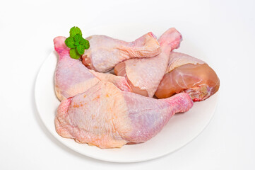 皿に盛った調理前の骨付きチキン
