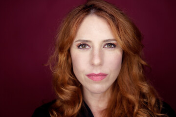 Naklejka premium Redhead woman looking directly at camera with natural expression