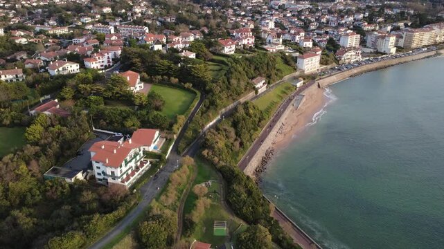 La baie de Saint Jean de Luz et la Rhune enneig&eacute;e
