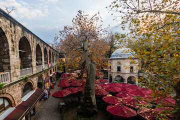 Koza Inn, located in Bursa province of T&uuml;rkiye, was built in the 15th century by II. It was built by Bayezid. Today, many workplaces and cafeterias provide service in Koza Han.