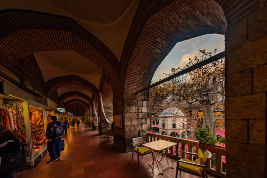 Koza Inn, located in Bursa province of T&uuml;rkiye, was built in the 15th century by II. It was built by Bayezid. Today, many workplaces and cafeterias provide service in Koza Han.