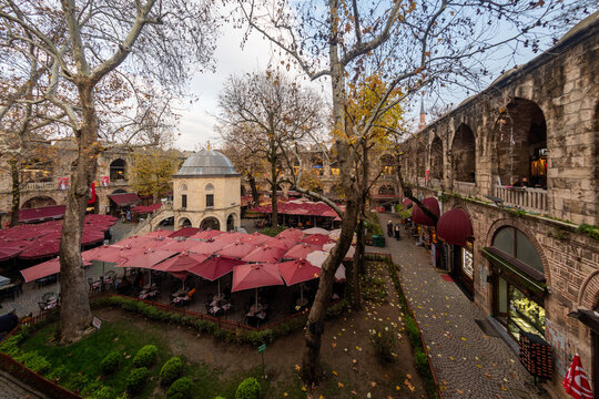 Koza Inn, located in Bursa province of T&uuml;rkiye, was built in the 15th century by II. It was built by Bayezid. Today, many workplaces and cafeterias provide service in Koza Han.