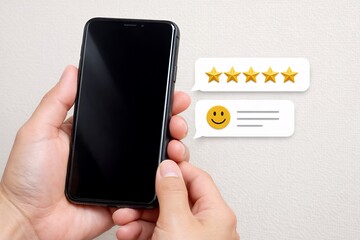 スマートフォンを手に持ち高評価の星レビューと満足コメントを確認する顧客フィードバックのイメージ