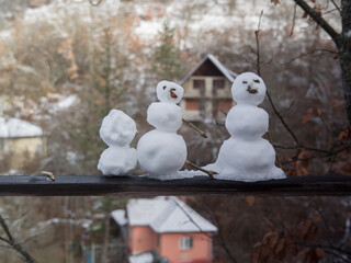 Mu&ntilde;ecos de nieve construidos en la barandilla de una terraza