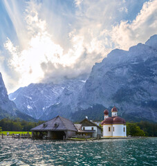 Bayerische Impressionen am K&ouml;nigssee, Deutschland. Mit der ber&uuml;hmten Wallfahrtskirche St. Bartholom&auml;.