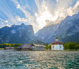 Bayerische Impressionen am K&ouml;nigssee, Deutschland. Mit der ber&uuml;hmten Wallfahrtskirche St. Bartholom&auml;.