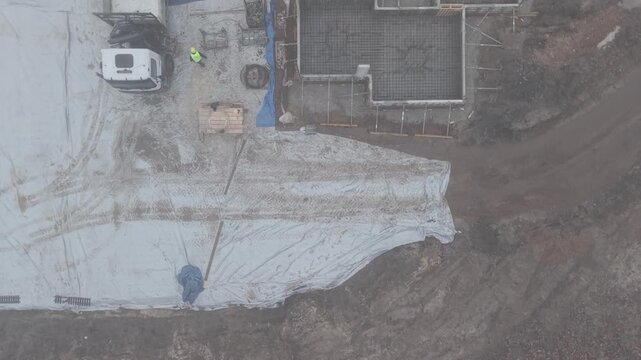 Wylewanie betonu na budowie, widok z drona podczas lekkiej mgły