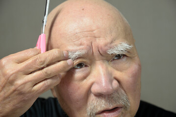 老人の眉毛カット