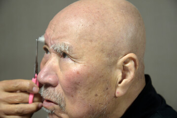 老人の眉毛カット