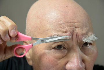 老人の眉毛カット