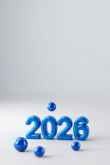 Nombre 2026 bleu brillantsen volume pos&eacute;s sur fond clair minimaliste avec espace n&eacute;gatif copyspace, concept festif pour nouvel an, Saint Sylvestre et toute autre f&ecirc;te de l&rsquo;ann&eacute;e