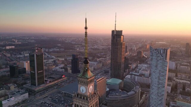 Warszawa - Polska - centrum miasta nagrane z drona, wieżowce, drapacze chmur, zach&oacute;d słońca, świetlone budynki, panorama miasta