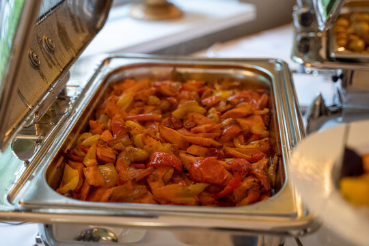 Rechauds Warmebeh&auml;lter mit Shrimps oder Garnelen vielen beim Catering Buffet auf einer Hochzeit
