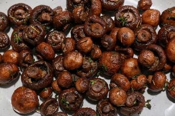Obraz premium Tasty fried mushrooms on plate, closeup