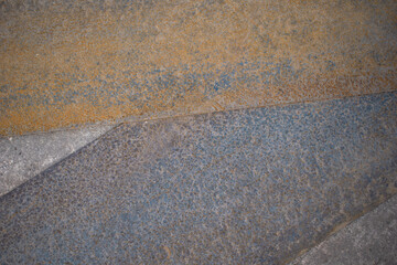 Placas metalicas oxidadas en el suelo de cemento gris ideal para texturas de industrias