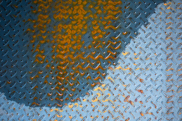 Imagen cenital de una placa metalica color azul oxidada tipo textura