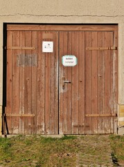 Alte DDR-T&uuml;r aus Holz mit Schild