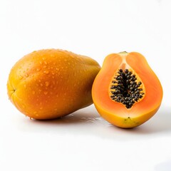 Fruta de papaya fresca con gotas de agua sobre fondo blanco