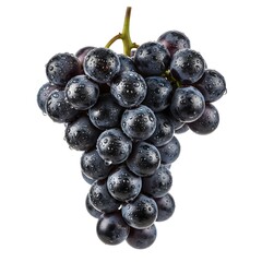 Uvas moradas frescas con gotas de agua sobre un fondo blanco