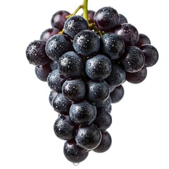 Uvas moradas frescas con gotas de agua sobre fondo blanco