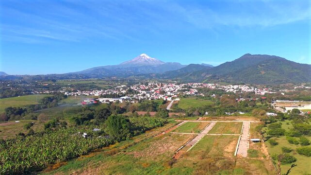 El Pueblo M&aacute;gico de Coscomatepec con el Pico de Orizaba al fondo. Estado de Veracruz, M&eacute;xico.