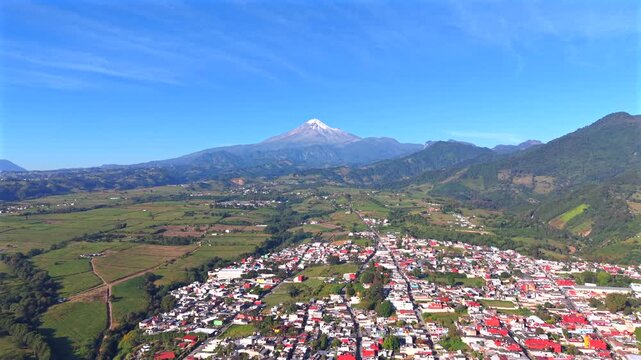 El Pueblo M&aacute;gico de Coscomatepec con el Pico de Orizaba al fondo. Estado de Veracruz, M&eacute;xico.