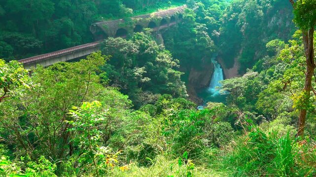 Cascada de Atoyac, Veracruz, Mexico.. s un remanso natural de aguas cristalinas rodeado de exuberante vegetaci&oacute;n. Su ca&iacute;da forma una poza fresca y luminosa, perfecta para disfrutar de la tranquilidad.