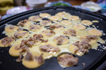 とても楽しい日本の一般家庭のたこ焼きパーティー