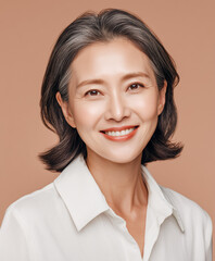 지혜롭고 자신감 있는 한국 중년의 미소 광고컷