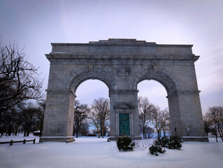 Fototapeta premium Perry Memorial Arch, a historical landmark at Seaside Park in Bridgeport, Connecticut, United States