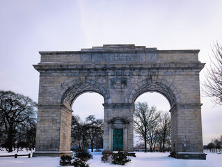 Obraz premium Perry Memorial Arch, a historical landmark at Seaside Park in Bridgeport, Connecticut, United States