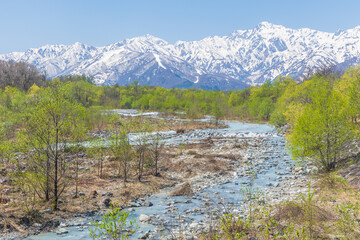日本の風景・春　長野県白馬村　残雪の白馬連峰と松川 © Yuta1127