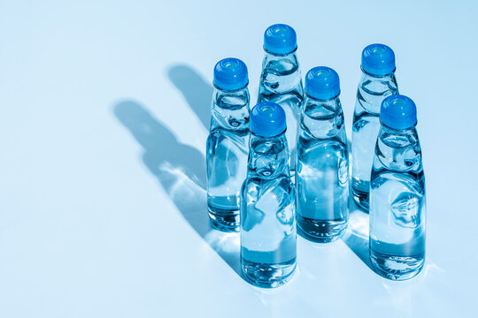 夏の涼しさを感じるたくさんのビー玉入りガラス瓶のラムネとコピースペース