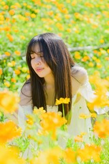 Naklejka premium Beautiful Woman Enjoying Spring in a Vibrant Field of Flowers