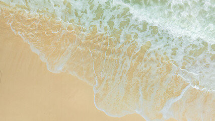 Naklejka premium Top view beach sand background for summer vacation concept. Beach nature and summer seawater with sunlight light sandy beach Sparkling sea water 