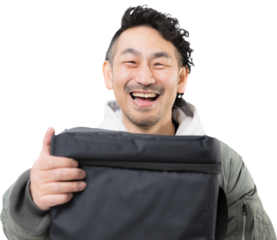 笑顔の配達員がデリバリー用配達バッグを持つフードデリバリー、出前宅配サービスの仕事イメージ背景透明の切り抜きカメラ目線　お届け～